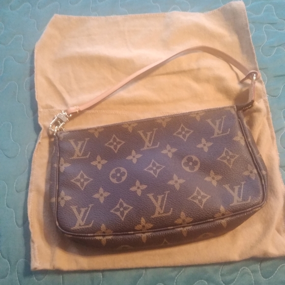 Louis Vuitton Handbags - Authentic Louis Vuitton pochette w/ dustbag